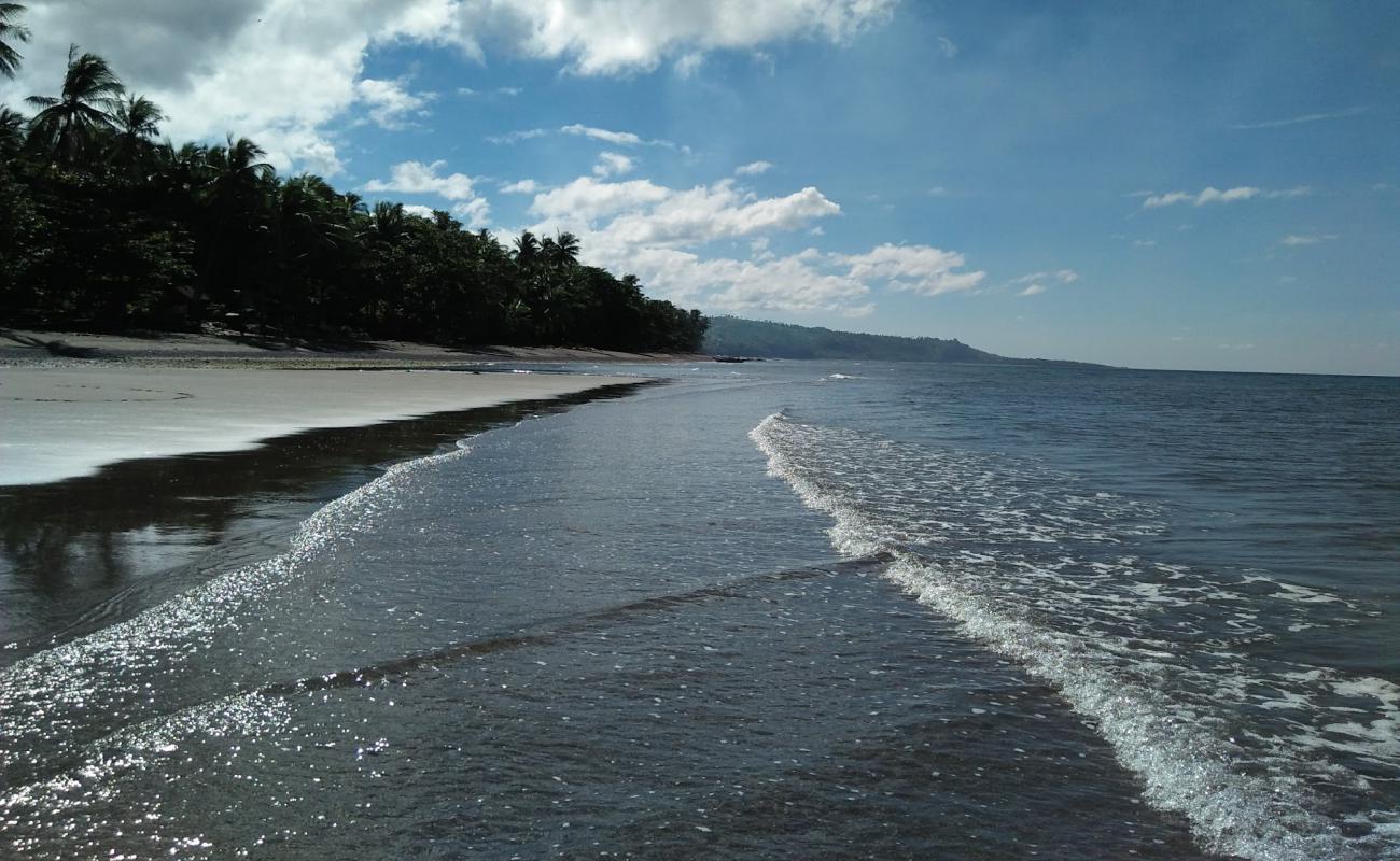 Cawitan Beach'in fotoğrafı gri kum yüzey ile