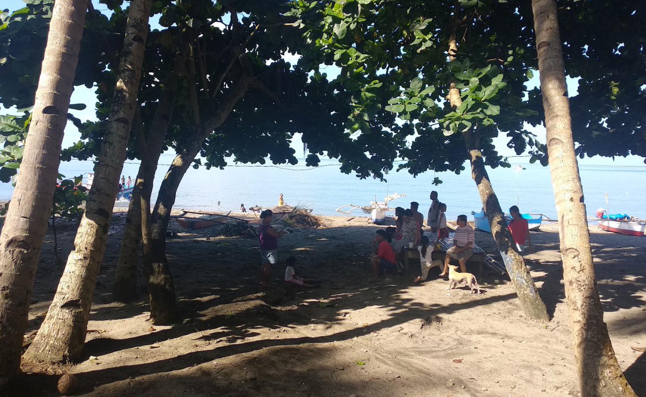 Barangay Bonawon Beach'in fotoğrafı gri kum yüzey ile
