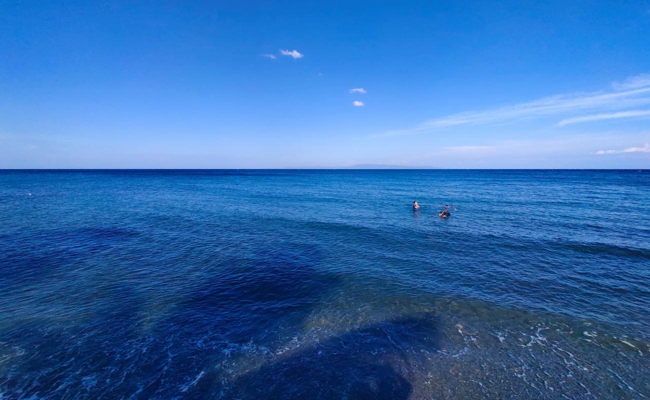 Treeba Beach'in fotoğrafı gri kum yüzey ile