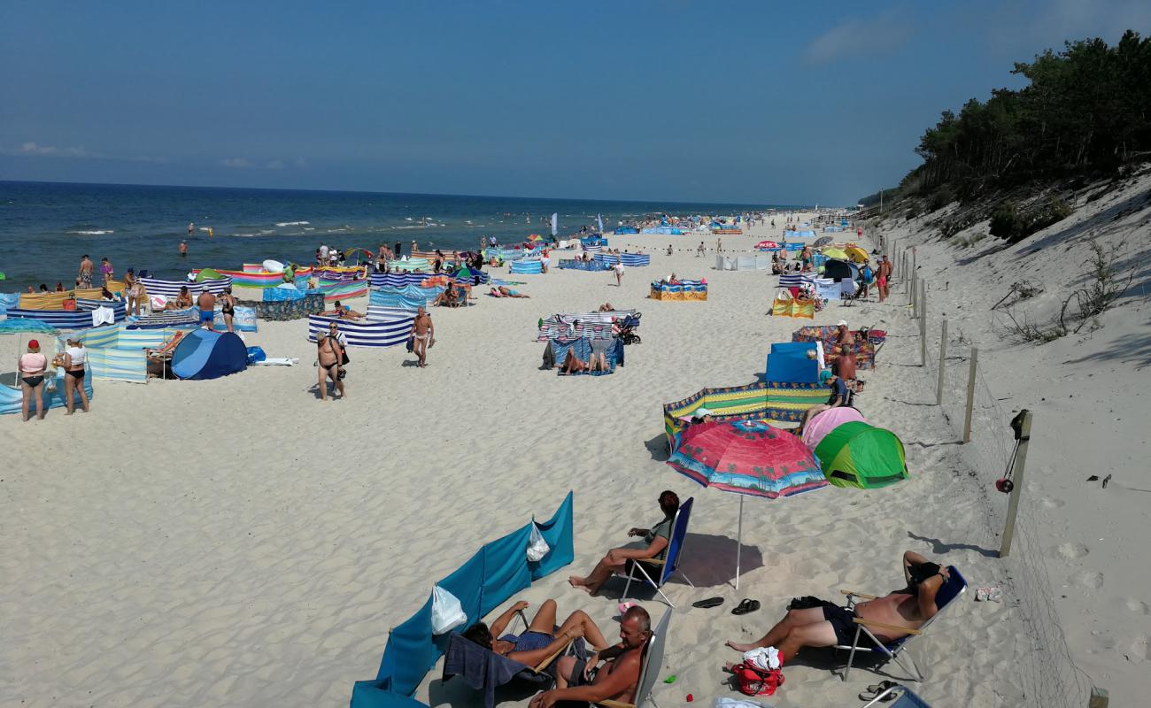 Pogorzelica Beach'in fotoğrafı i̇nce bej kum yüzey ile
