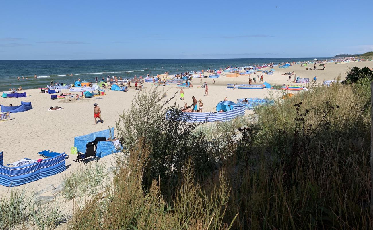 Karviya - Vkhod Beach'in fotoğrafı parlak kum yüzey ile