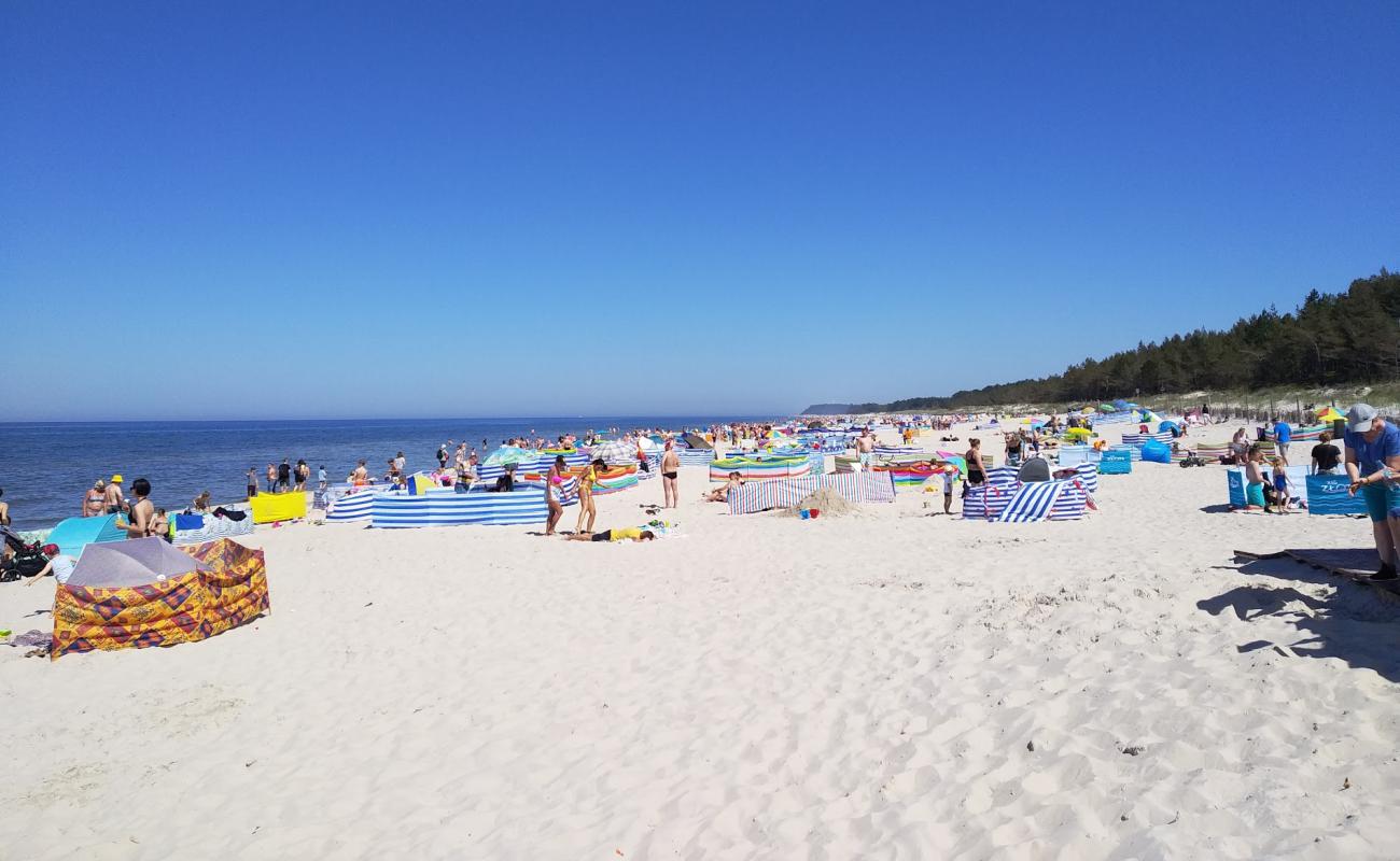 Plaża Karwia'in fotoğrafı açık bej kum yüzey ile
