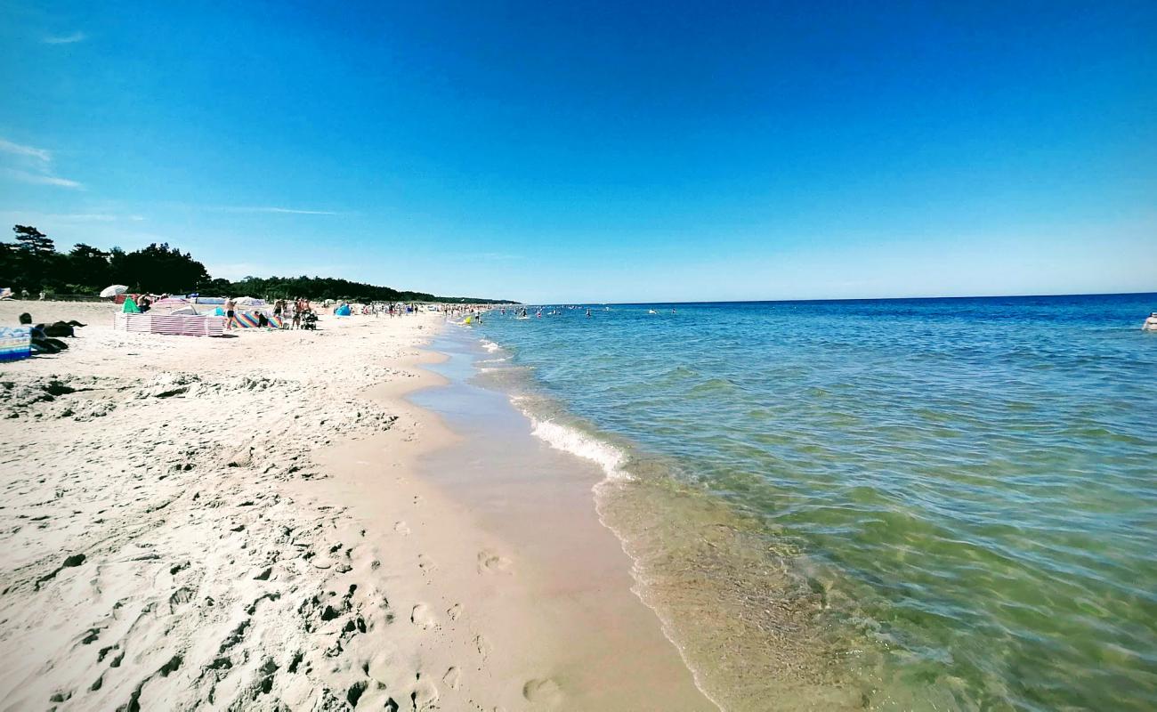 Plaża Karwia wejście 41'in fotoğrafı açık bej kum yüzey ile