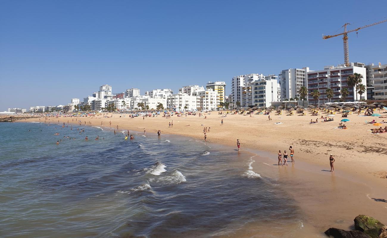 Praia de Quarteira'in fotoğrafı kahverengi kum yüzey ile