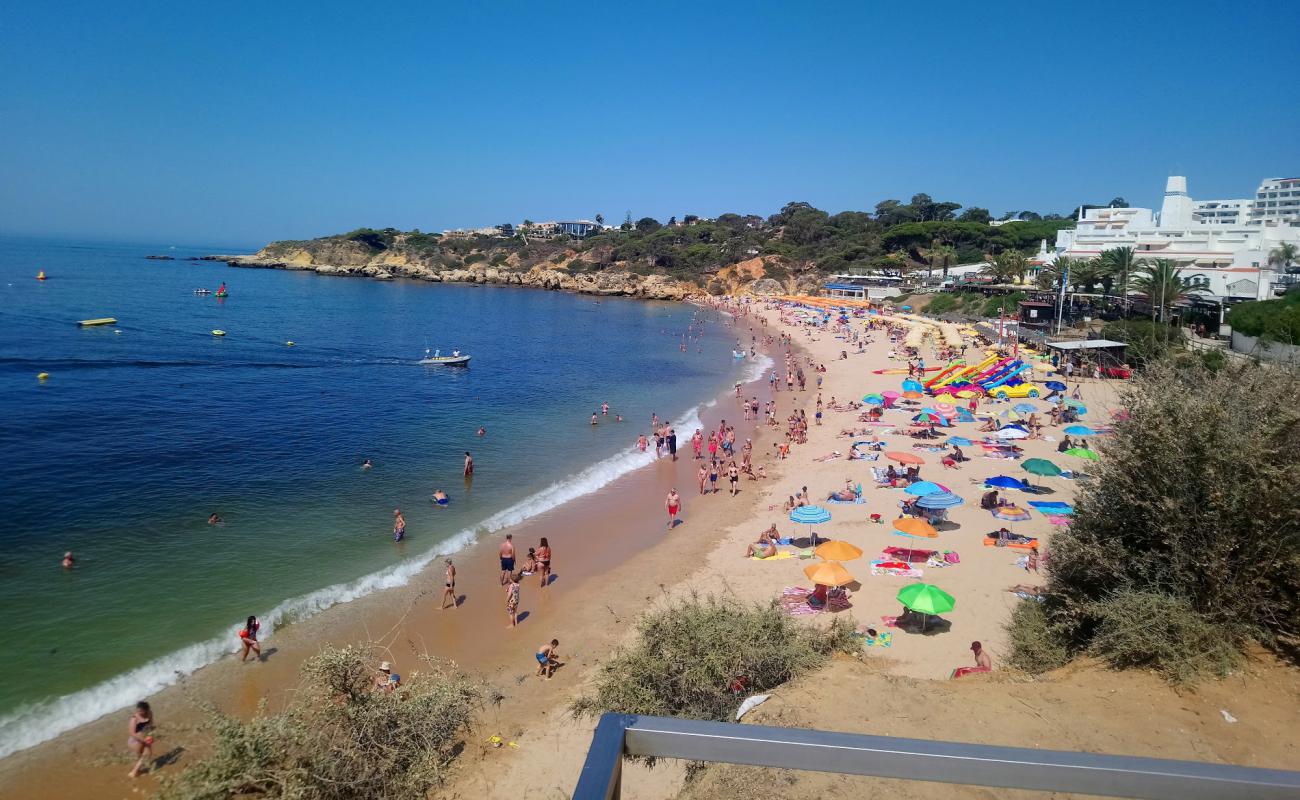 Praia da Oura'in fotoğrafı i̇nce kahverengi kum yüzey ile