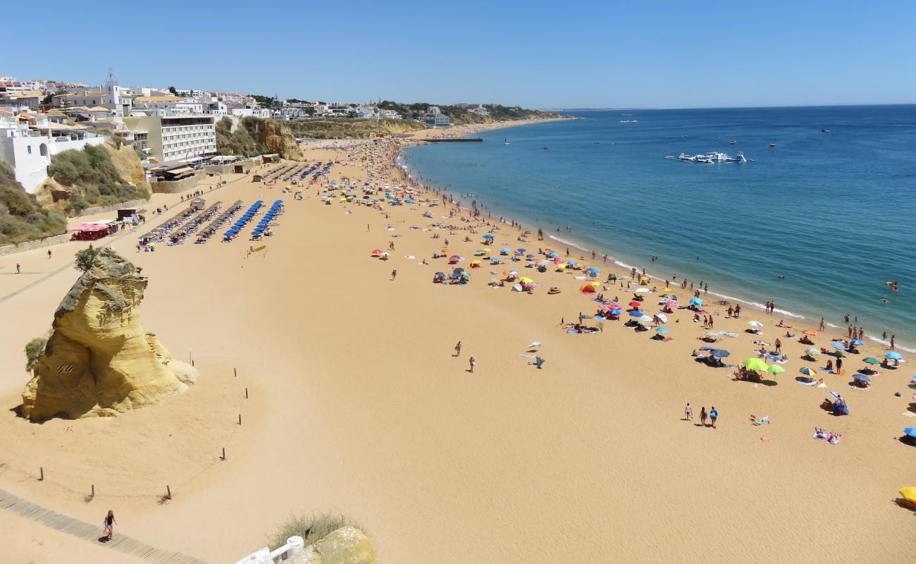 Praia dos Pescadores'in fotoğrafı parlak ince kum yüzey ile