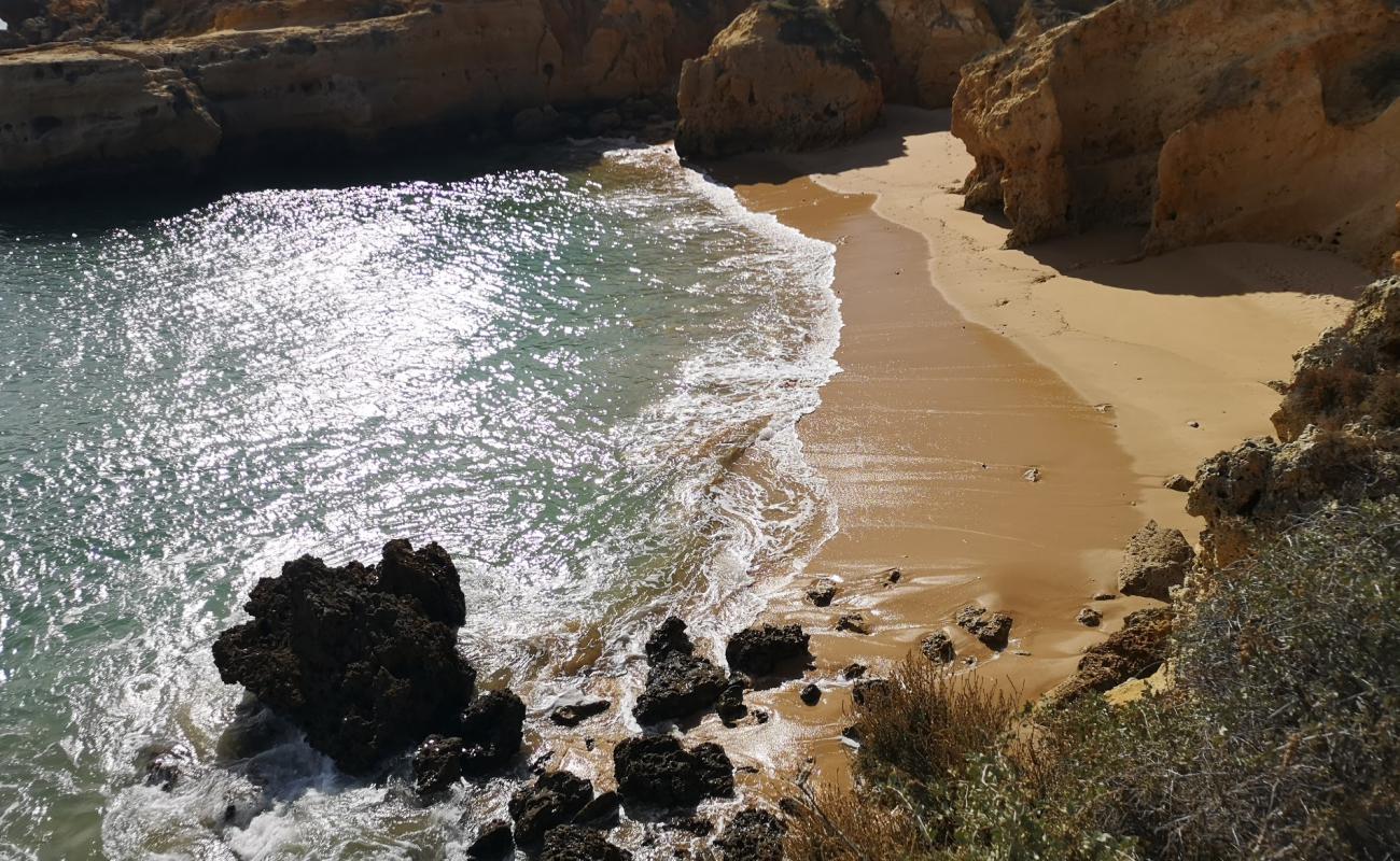 Praia da Vigia'in fotoğrafı parlak ince kum yüzey ile