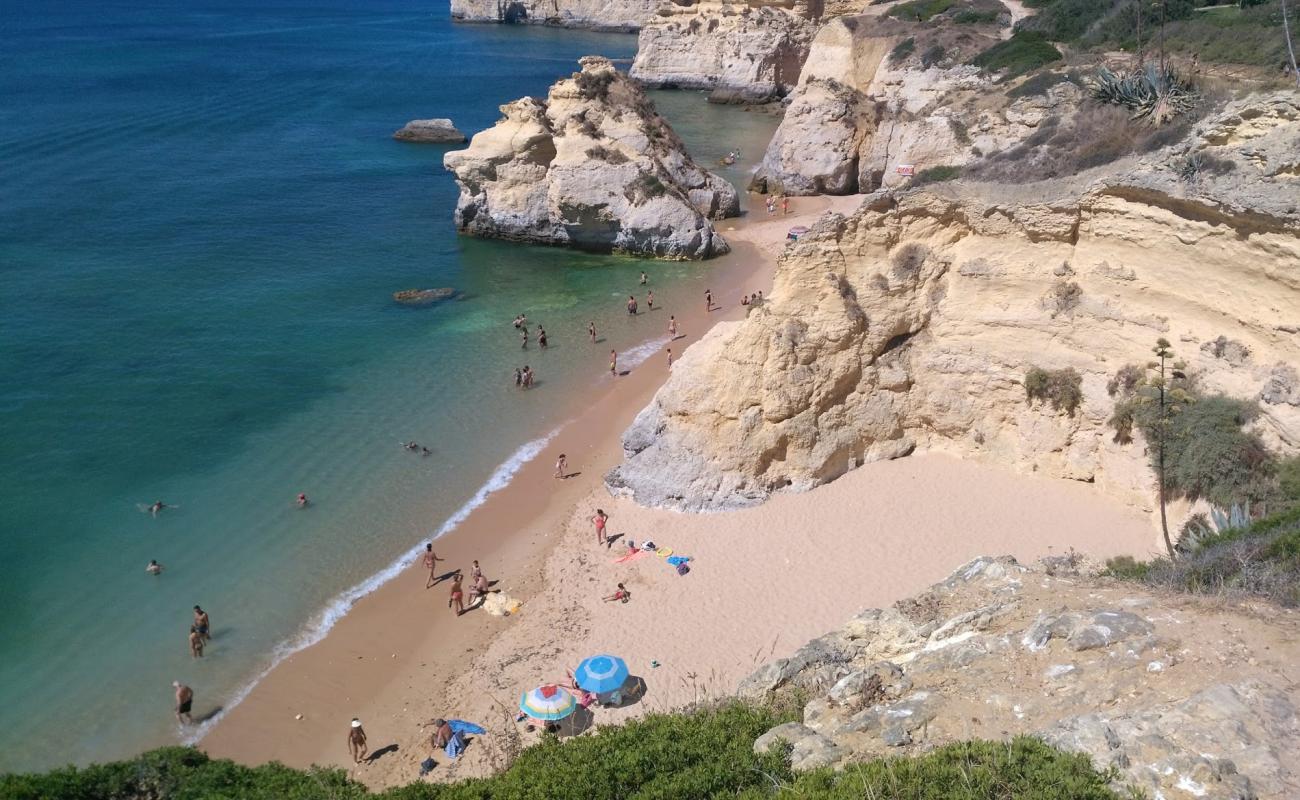 Praia dos Beijinhos'in fotoğrafı kahverengi kum yüzey ile