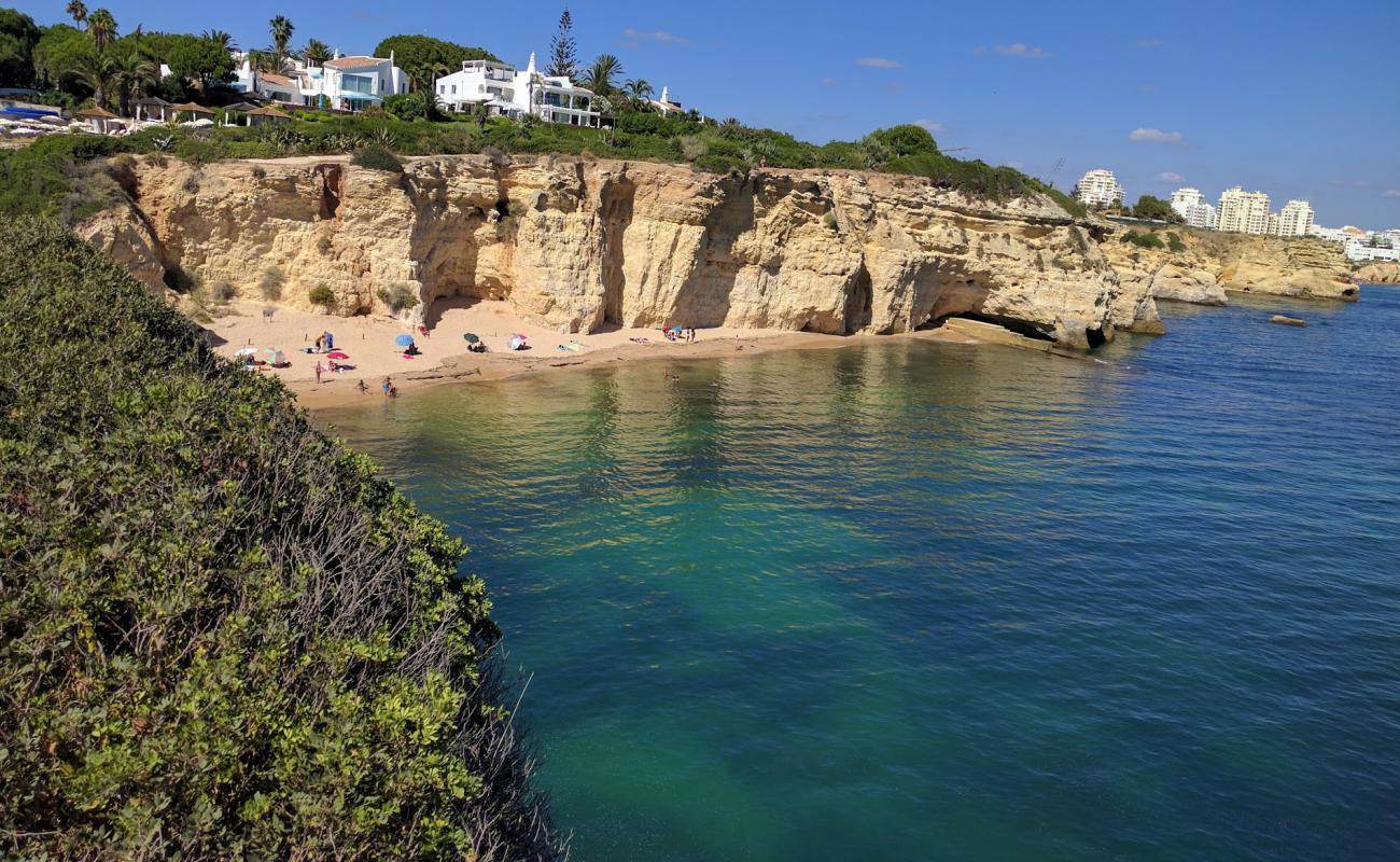 Praia dos Tremocos'in fotoğrafı i̇nce kahverengi kum yüzey ile