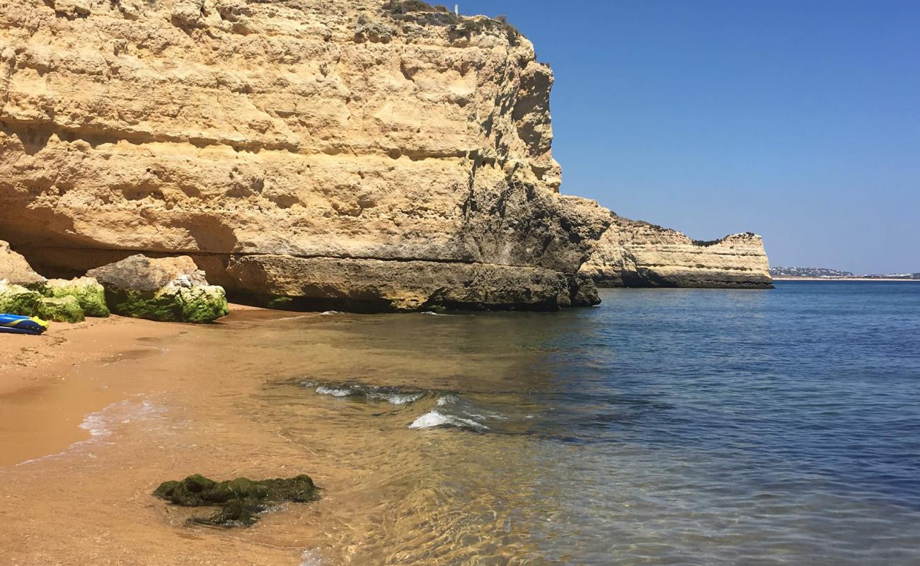 Praia dos Cavalos'in fotoğrafı kahverengi kum yüzey ile