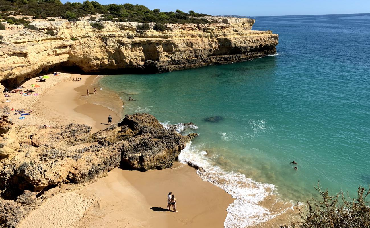 Praia de Albandeira'in fotoğrafı i̇nce kahverengi kum yüzey ile