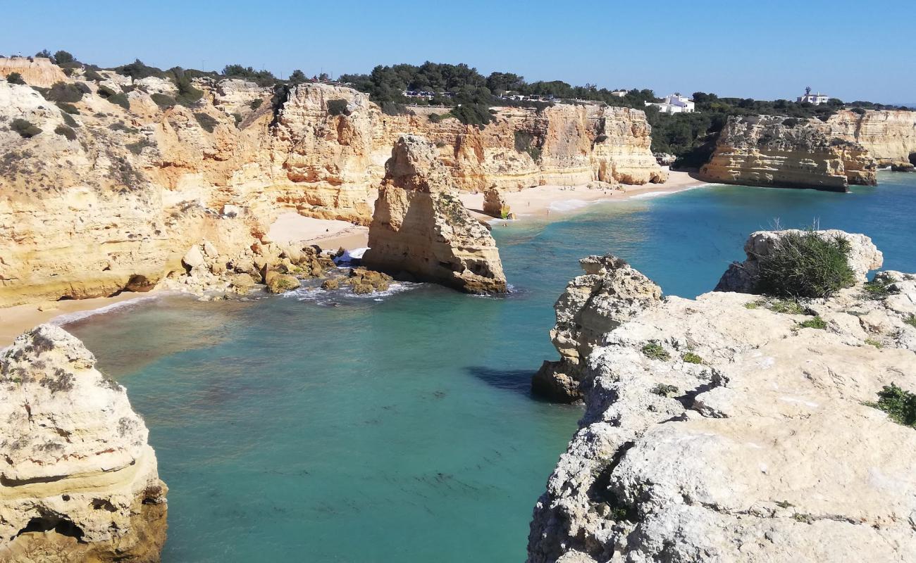 Marinha Plajı'in fotoğrafı i̇nce kahverengi kum yüzey ile