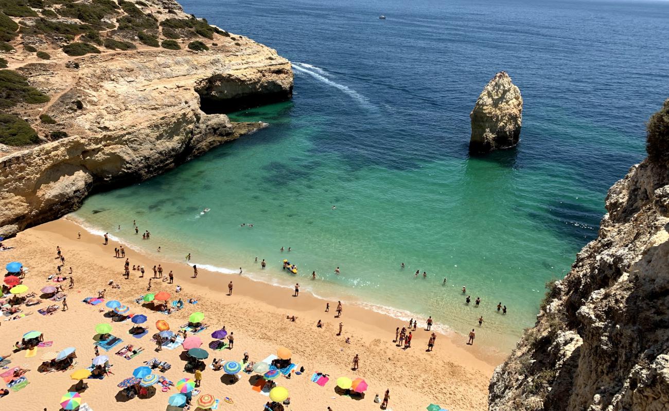 Praia do Carvalho'in fotoğrafı parlak ince kum yüzey ile