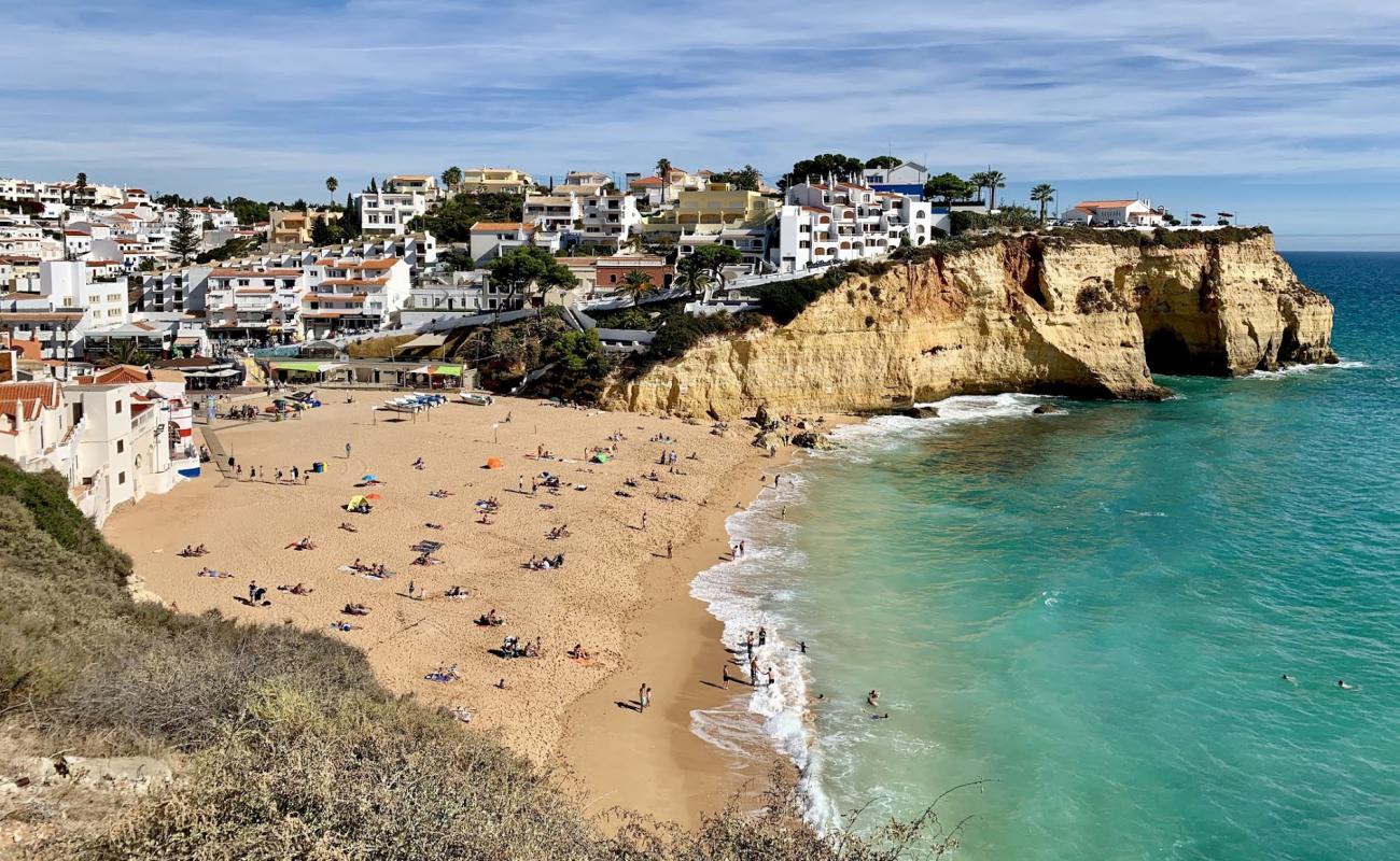 Praia de Carvoeiro'in fotoğrafı parlak kum yüzey ile