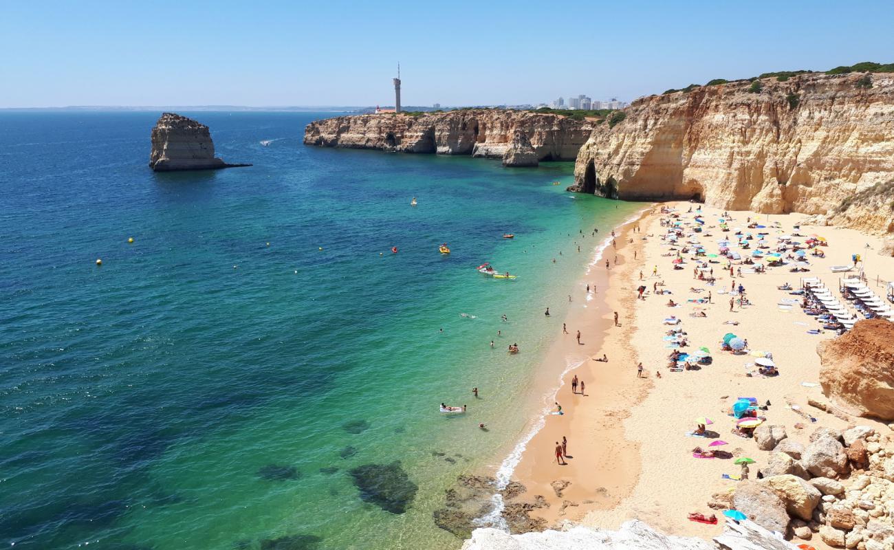 Praia dos Caneiros'in fotoğrafı i̇nce kahverengi kum yüzey ile