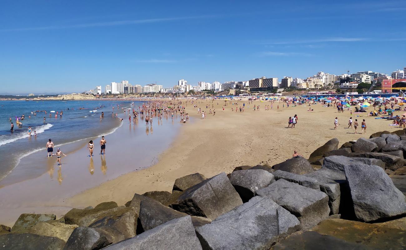 Praia da Rocha'in fotoğrafı parlak ince kum yüzey ile