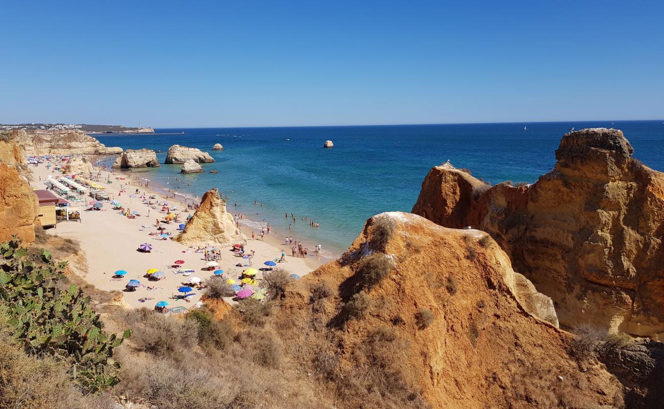 Praia dos Tres Castelos'in fotoğrafı parlak ince kum yüzey ile