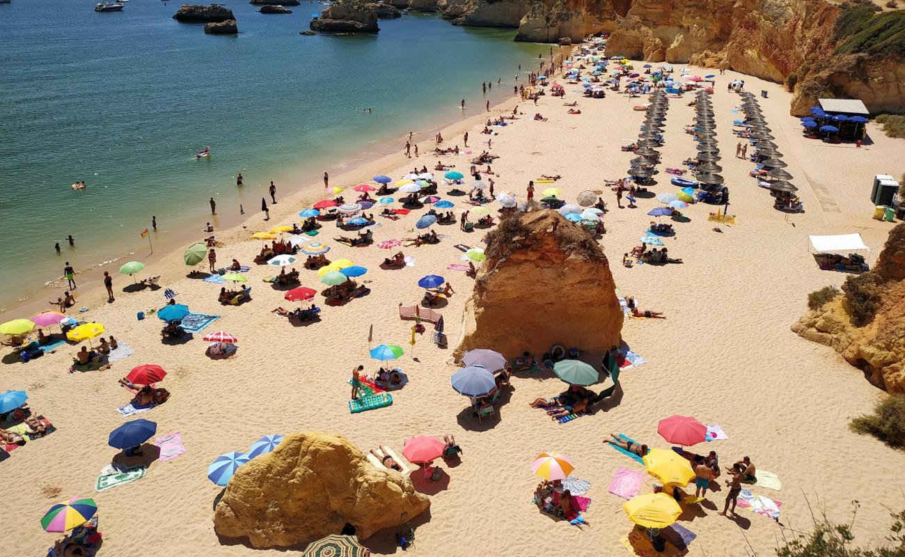 Praia do Alemao'in fotoğrafı parlak ince kum yüzey ile