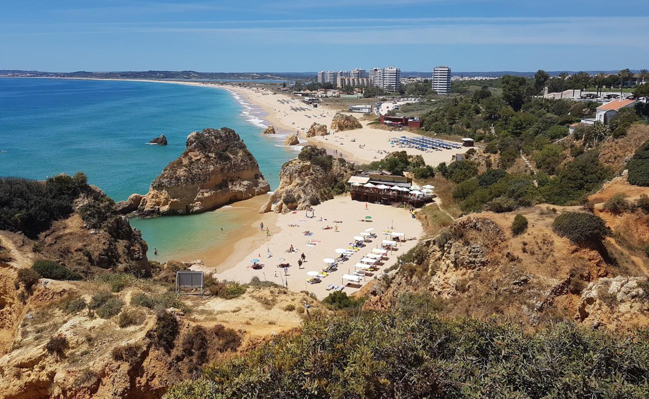 Praia de Alvor'in fotoğrafı parlak ince kum yüzey ile