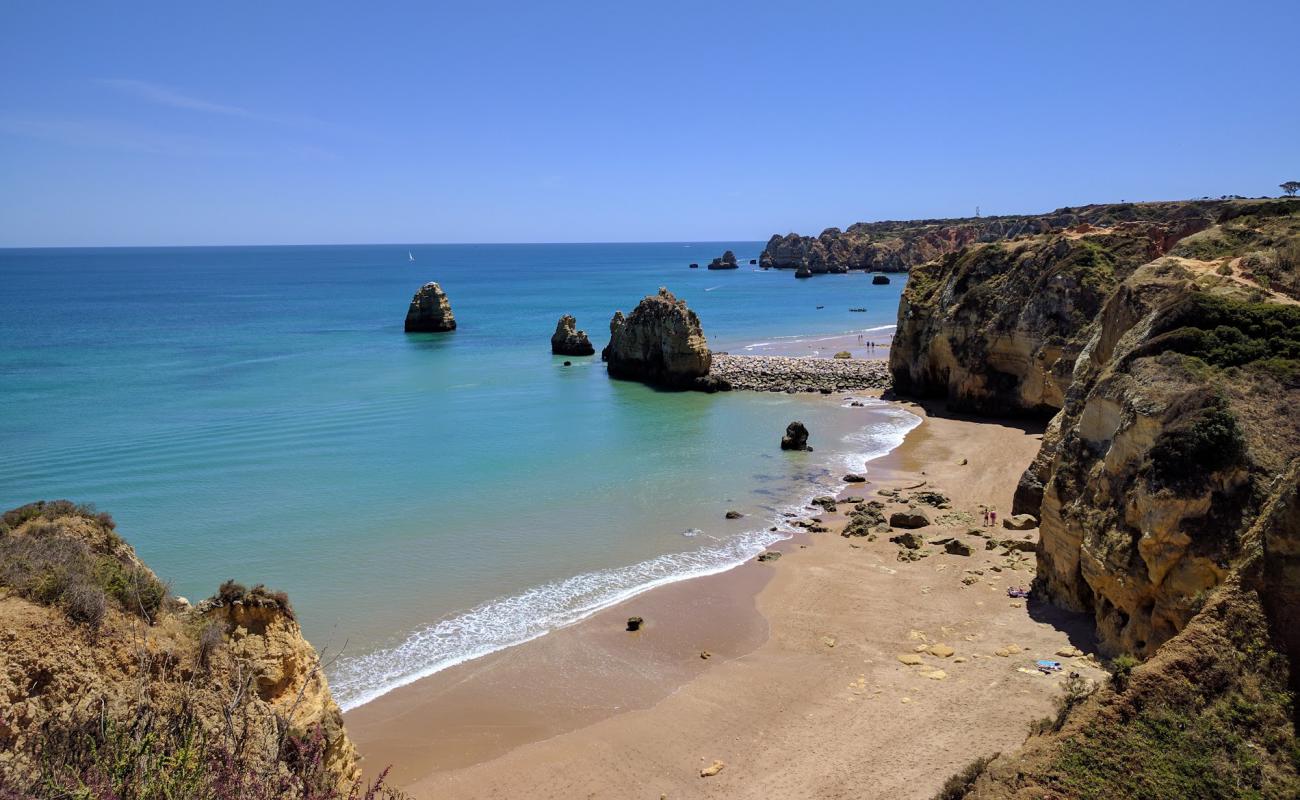 Praia do Pinhao'in fotoğrafı i̇nce kahverengi kum yüzey ile