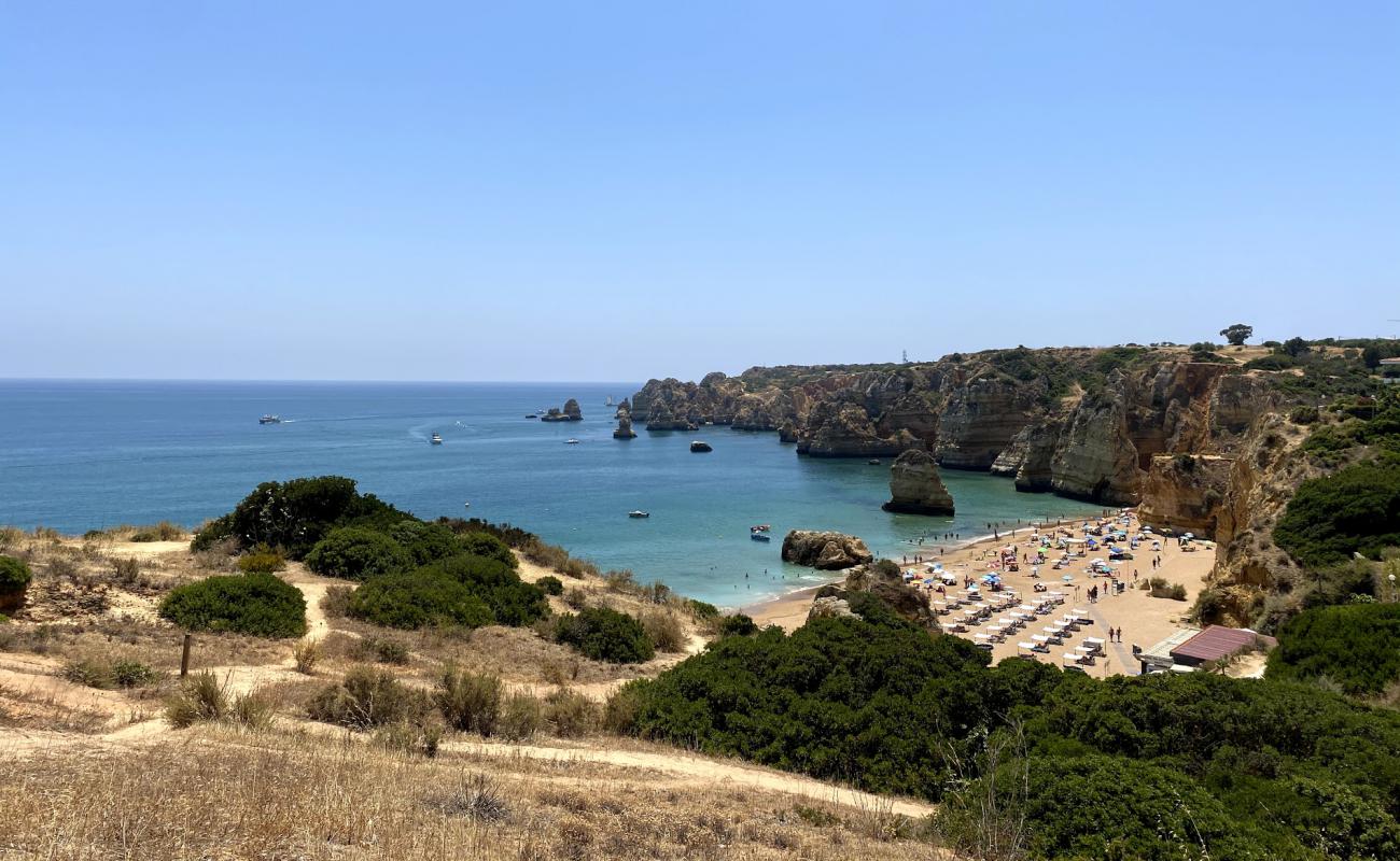 Praia de Dona Ana'in fotoğrafı i̇nce kahverengi kum yüzey ile