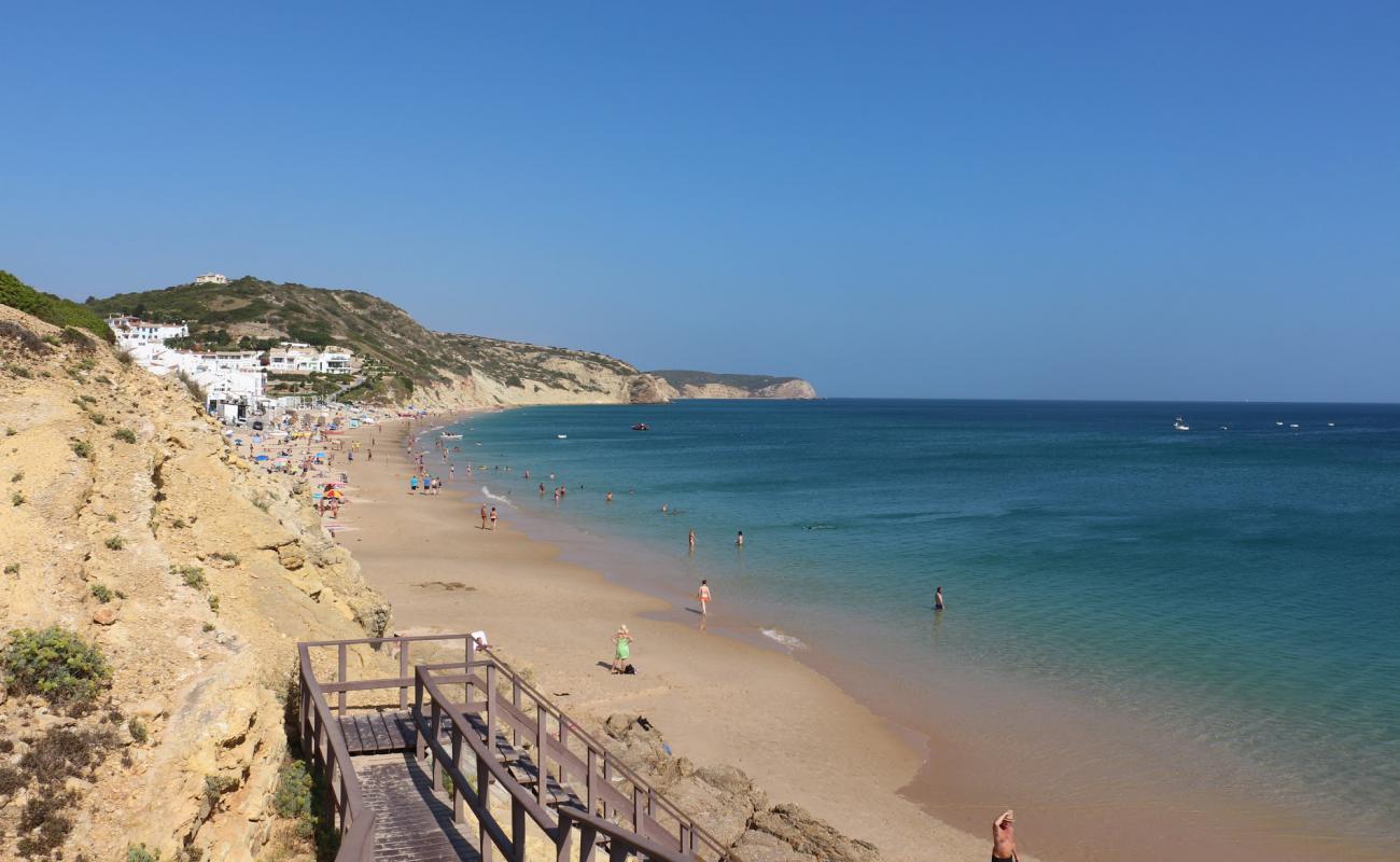 Praia da Salema'in fotoğrafı parlak ince kum yüzey ile