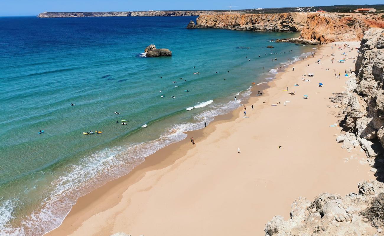 Praia do Tonel'in fotoğrafı kahverengi kum yüzey ile