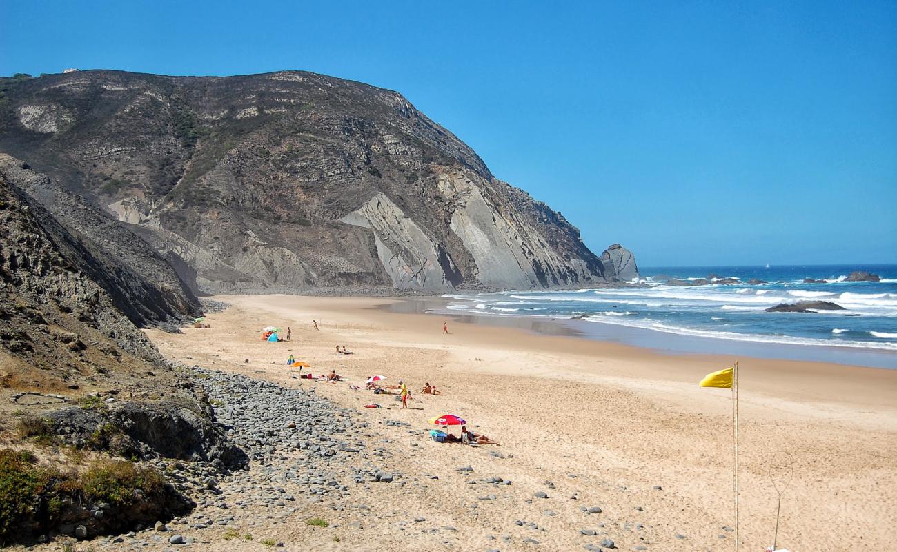 Praia do Castelejo'in fotoğrafı parlak ince kum yüzey ile