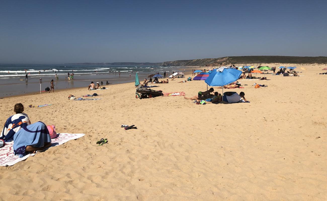 Praia da Bordeira'in fotoğrafı parlak ince kum yüzey ile