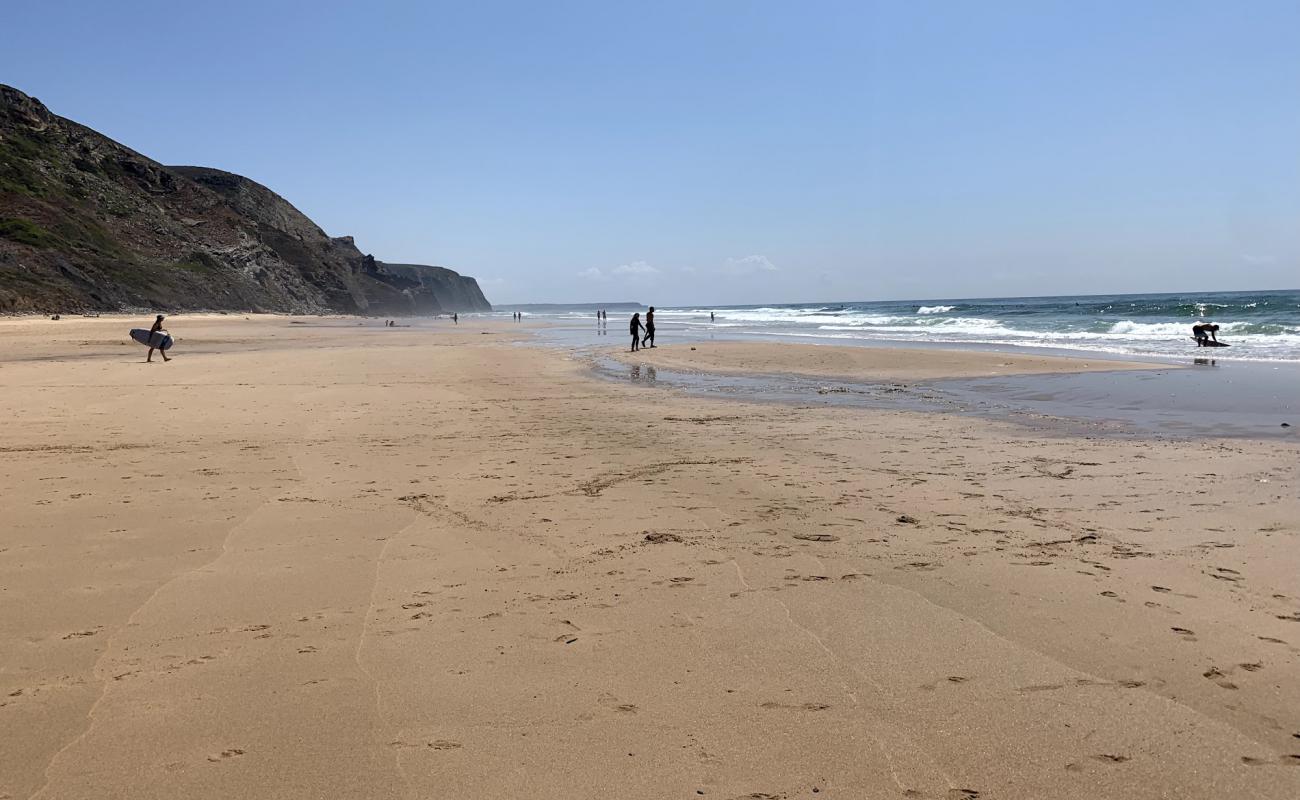 Vale Figueiras Beach'in fotoğrafı açık bej kum yüzey ile
