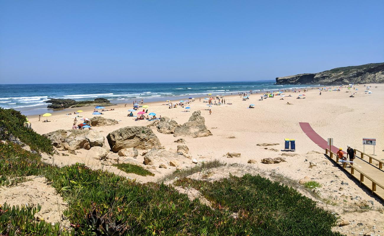Praia de Monte Clerigo'in fotoğrafı kahverengi kum yüzey ile