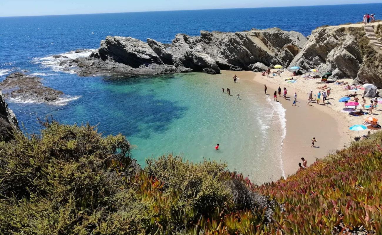 Praia dos Buizinhos'in fotoğrafı parlak kum yüzey ile