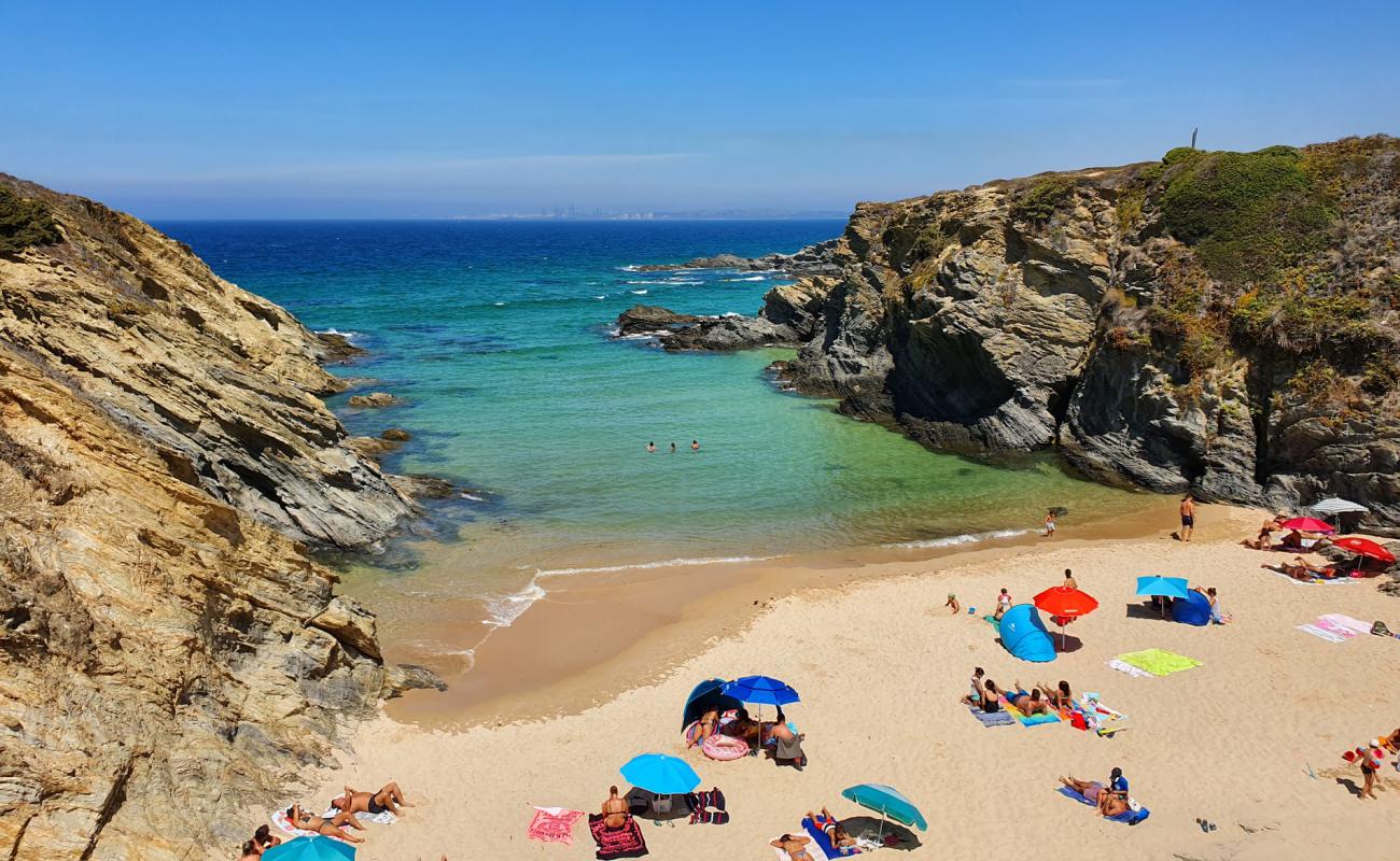 Praia do Serro da Aguia'in fotoğrafı parlak kum yüzey ile