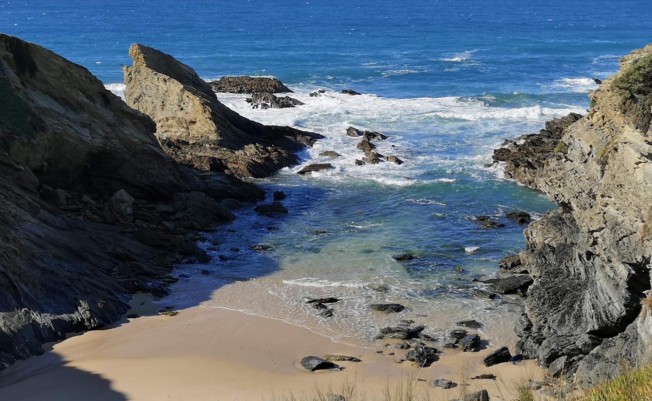 Praia de Porto Covinho'in fotoğrafı parlak ince kum yüzey ile