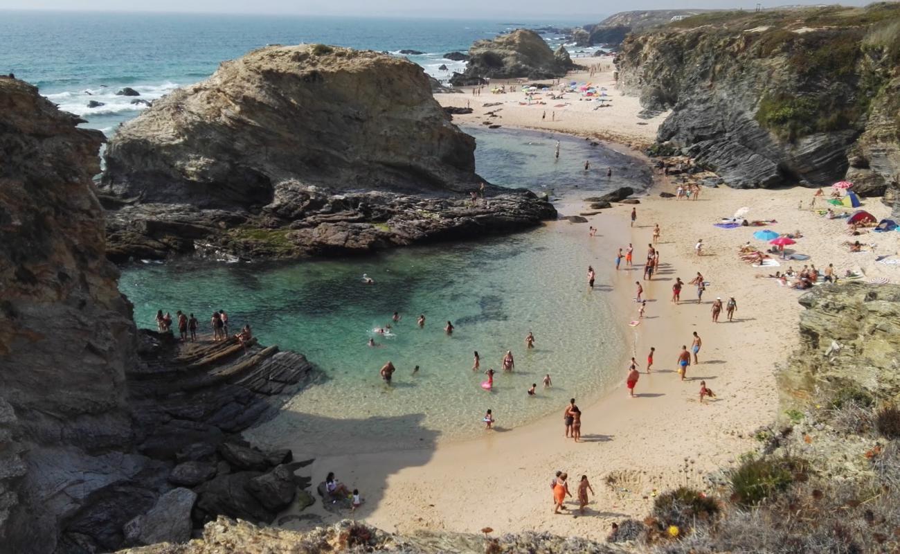 Praia da Samoqueira'in fotoğrafı parlak ince kum yüzey ile