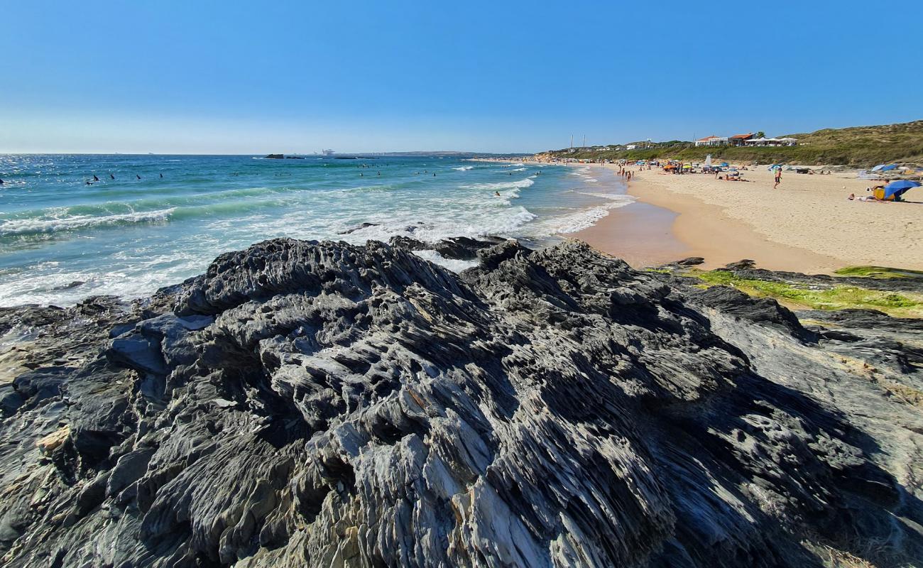 Praia de Vale Figueiros'in fotoğrafı i̇nce bej kum yüzey ile