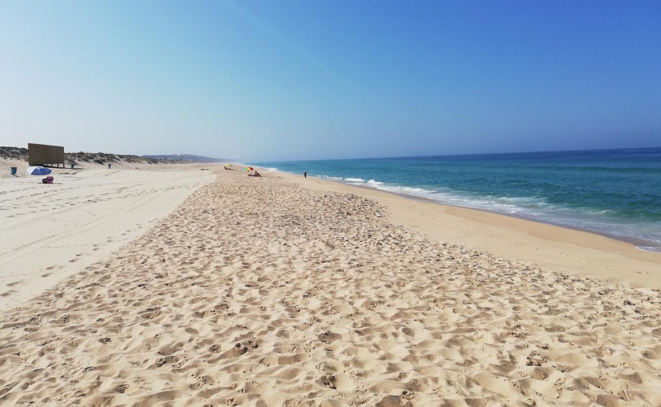 Praia do Pego'in fotoğrafı beyaz kum yüzey ile