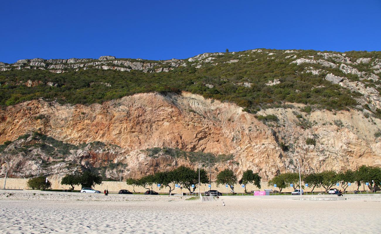 Praia da Figueirinha'in fotoğrafı beyaz ince kum yüzey ile