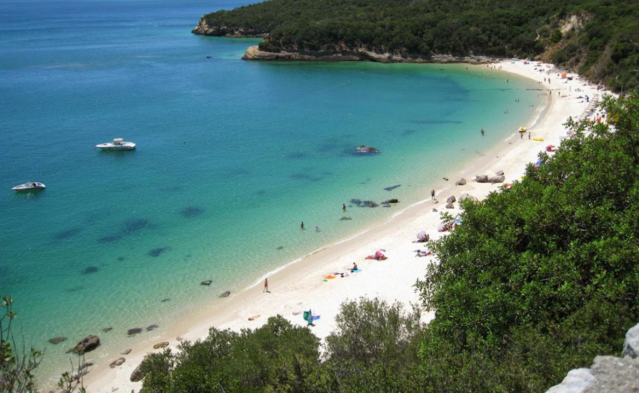 Galapos beach'in fotoğrafı i̇nce beyaz kum yüzey ile