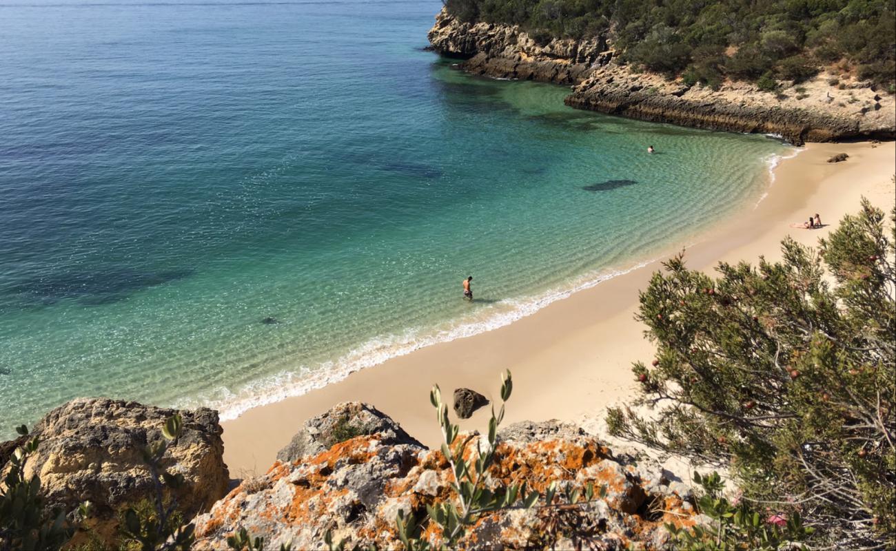 Praia dos Coelhos'in fotoğrafı beyaz ince kum yüzey ile