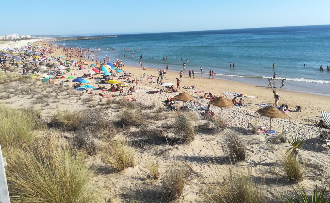 Praia de Sao Joao'in fotoğrafı beyaz ince kum yüzey ile