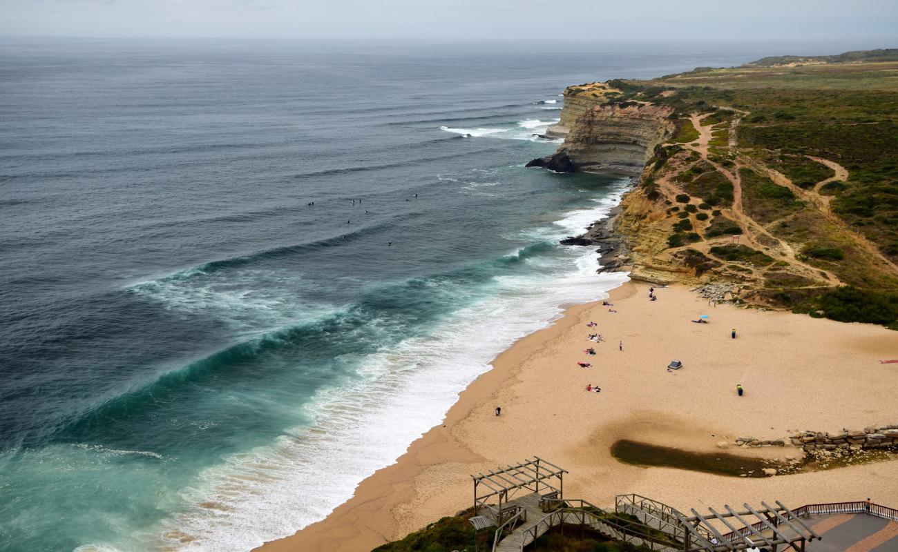 Praia do Alibaba'in fotoğrafı bej kum ve kayalar yüzey ile