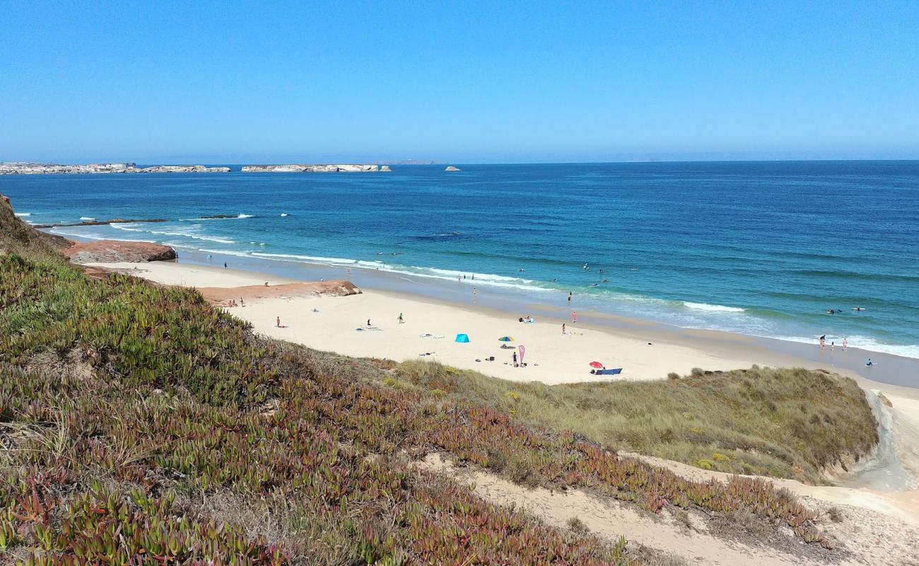 Praia da Almagreira'in fotoğrafı parlak kum yüzey ile