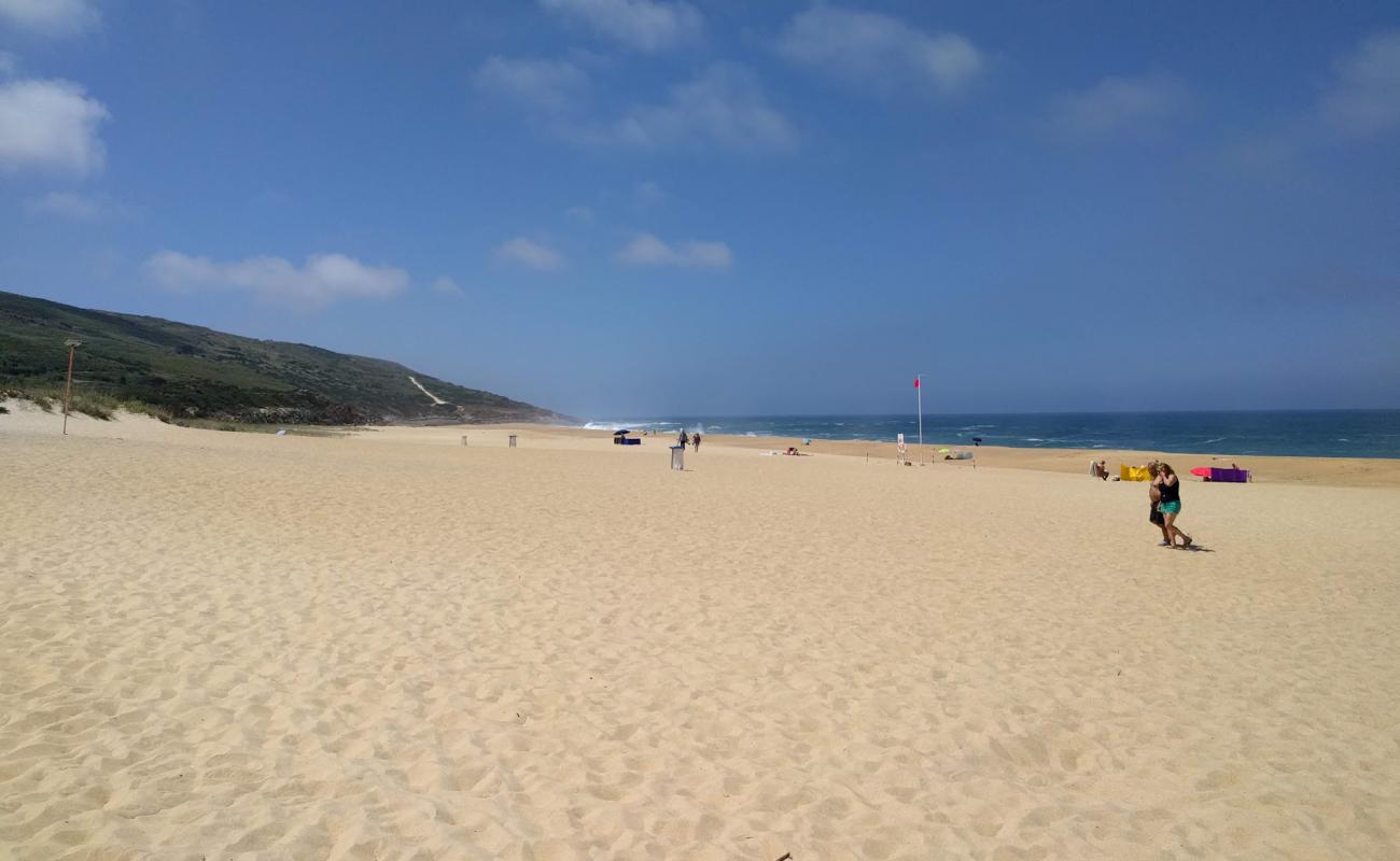 Praia do Salgado'in fotoğrafı parlak ince kum yüzey ile