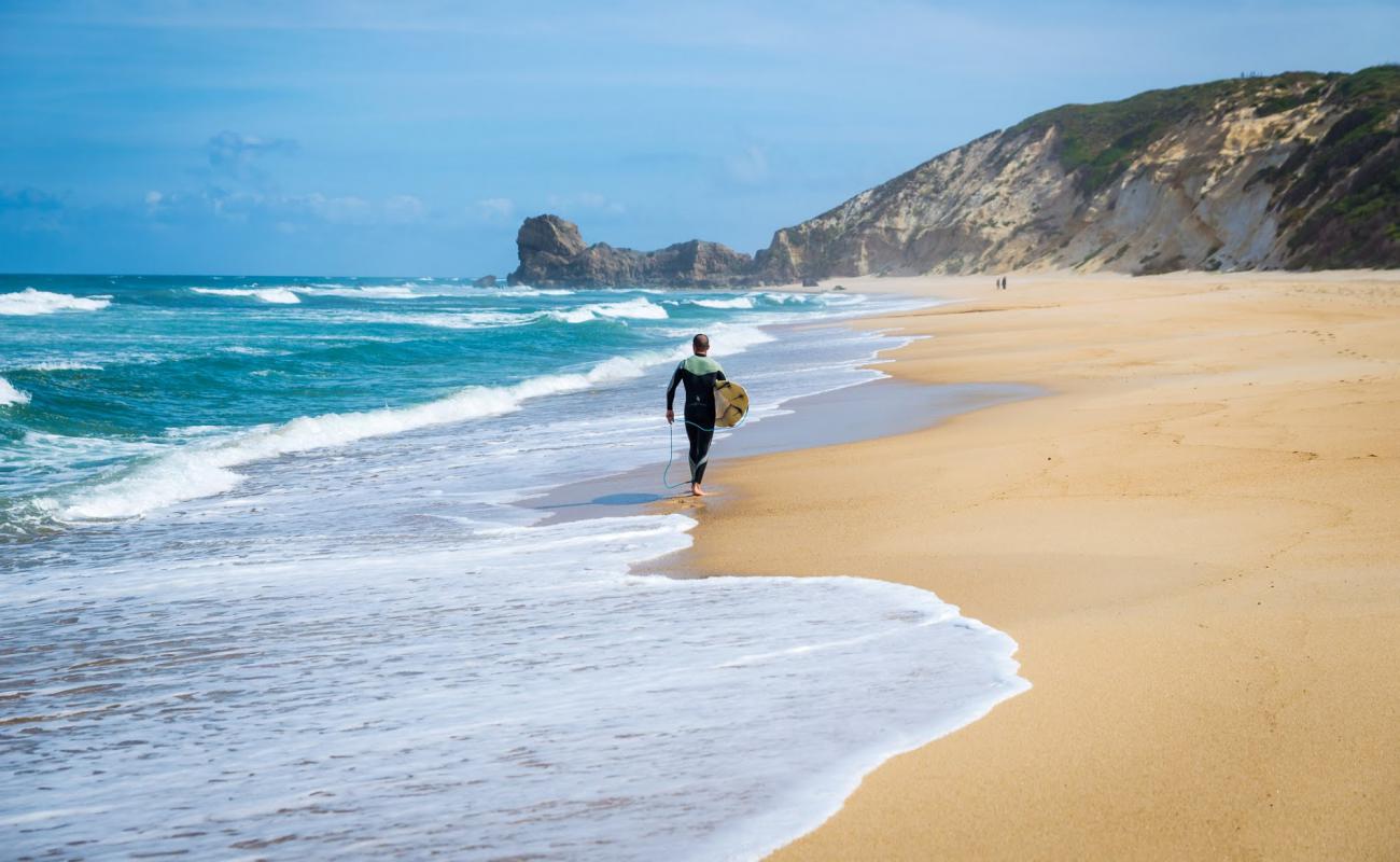 Praia da Mina'in fotoğrafı parlak kum yüzey ile