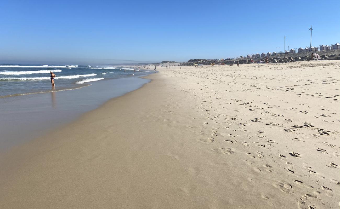 Praia do Furadouro'in fotoğrafı i̇nce beyaz kum yüzey ile