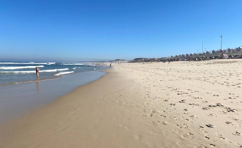 Praia de Esmoriz'in fotoğrafı beyaz ince kum yüzey ile