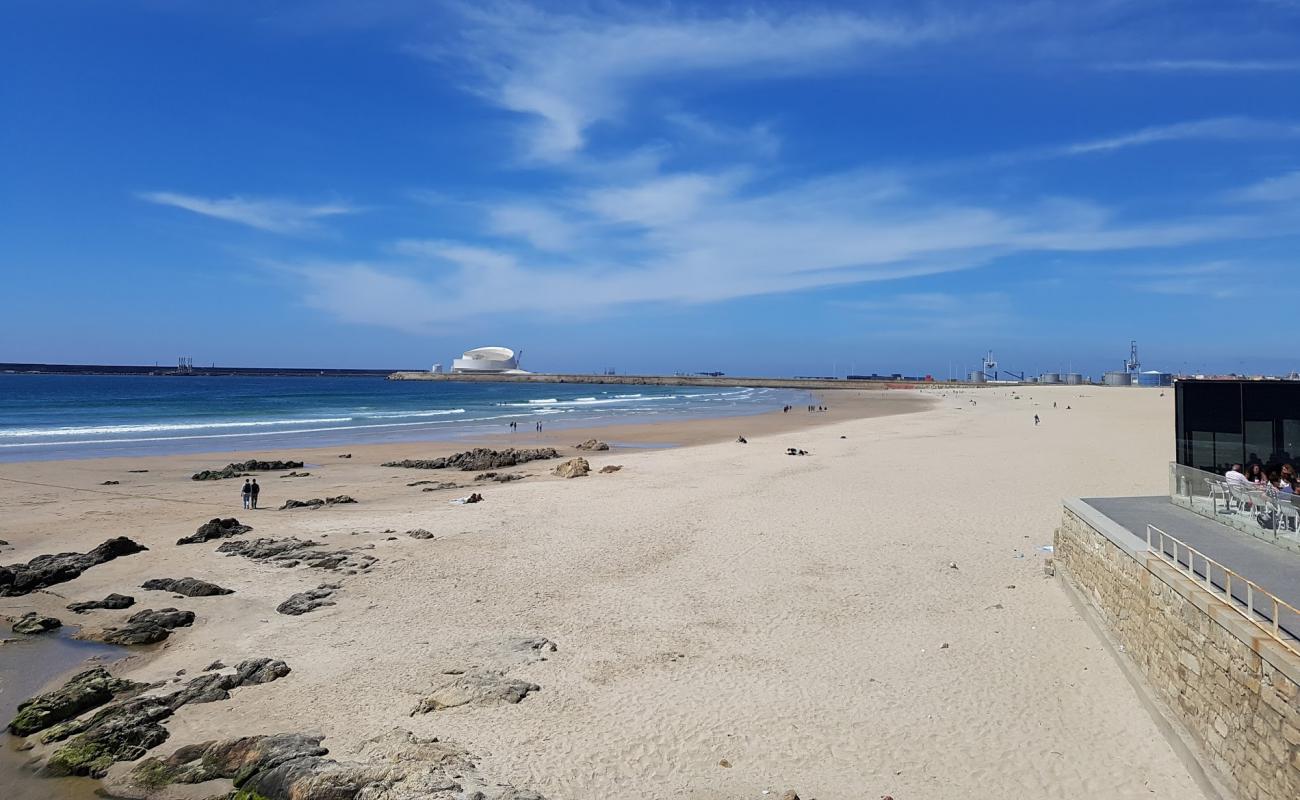 Praia de Matosinhos'in fotoğrafı parlak ince kum yüzey ile