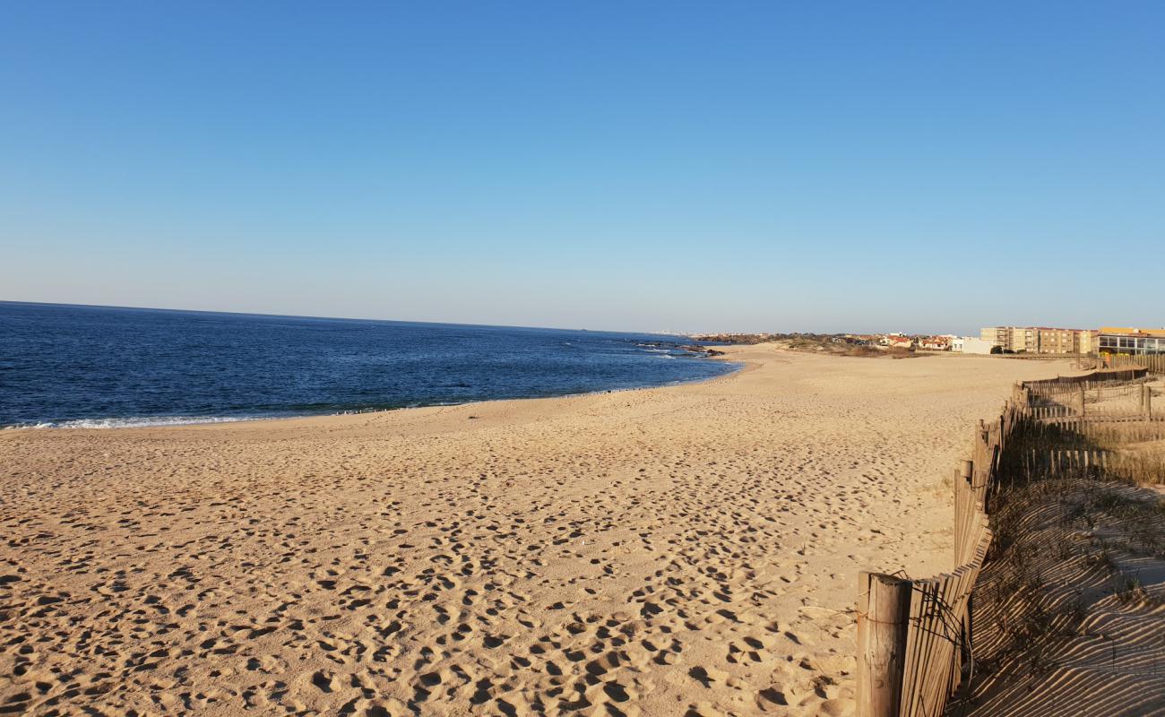 Praia de Angeiras Norte'in fotoğrafı parlak ince kum yüzey ile