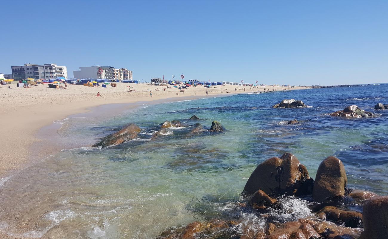 Praia de Coim'in fotoğrafı parlak kum yüzey ile